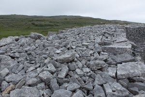 Eine dicke Trockenmauer bei Dún Eoghanachta