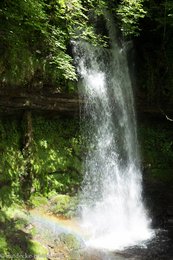 der Glencar Wasserfall im idyllischen Grün