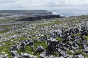Die felsige Seite von Inishmore bei Dun Aengus
