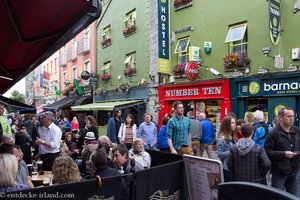 viele Leute in Galway