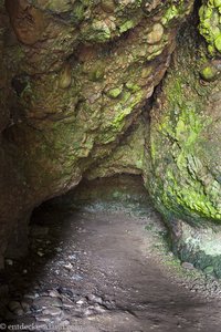 In den Caves of Cushendun in Nordirland