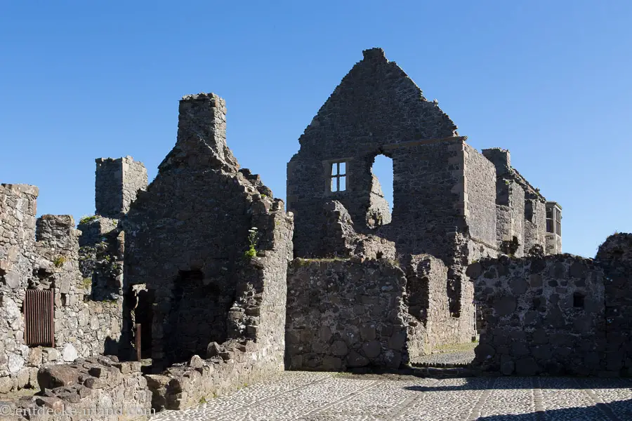 das ehemaliges Herrenhaus vom Dunluce Castle