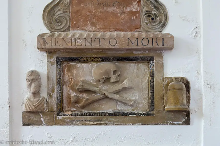 Knochenrelief in der Kirche von Rathlin Island