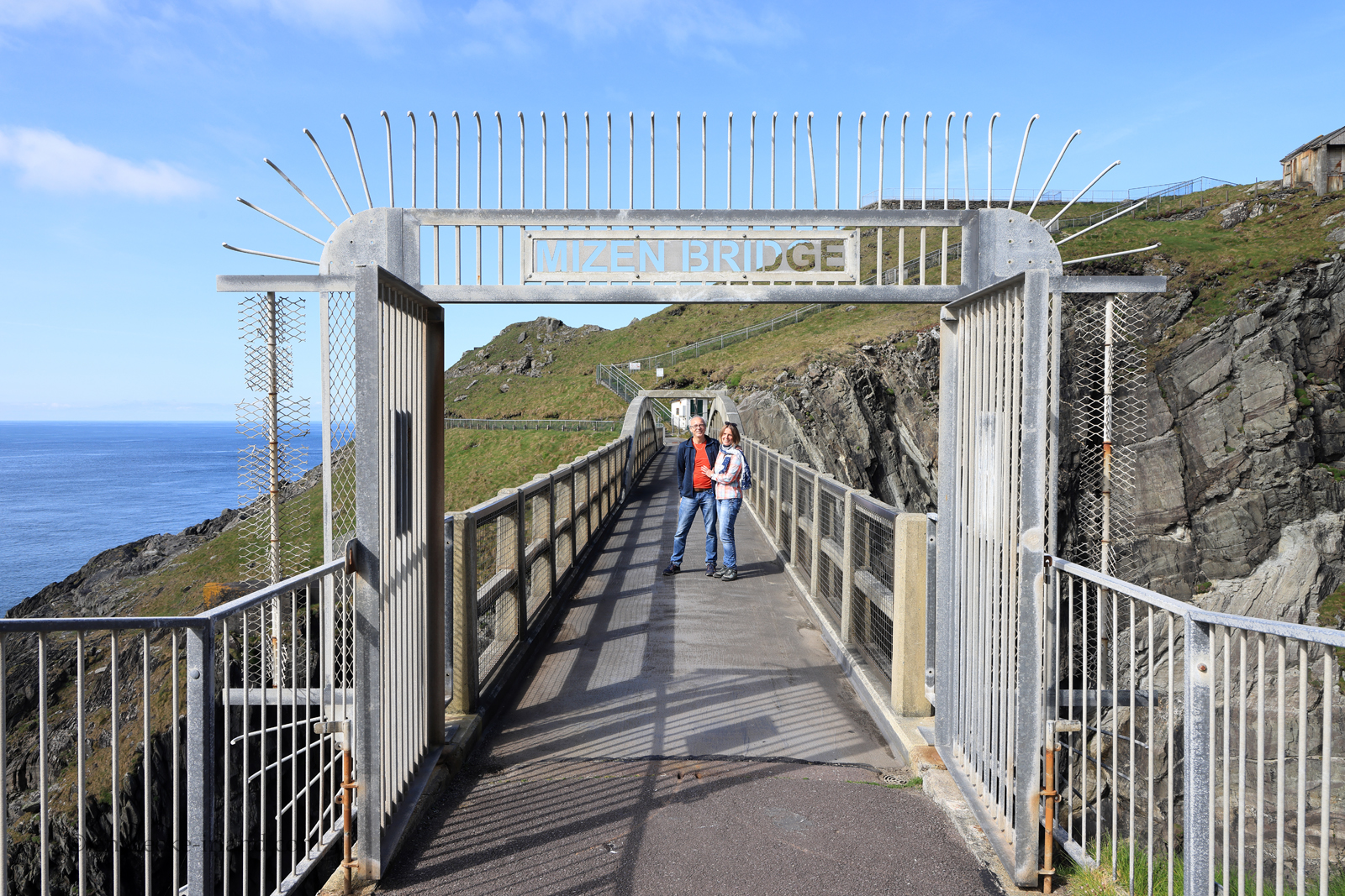 Annette und Lars bei sonnigem Wetter auf der Mizen Bridge