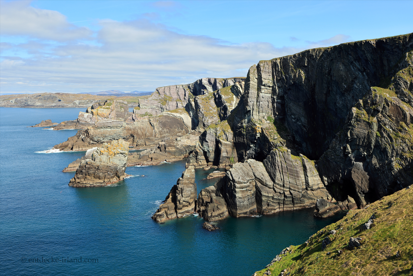 steil zum Atlantik abfallende Klippen prägen den Mizen Head im County Cork