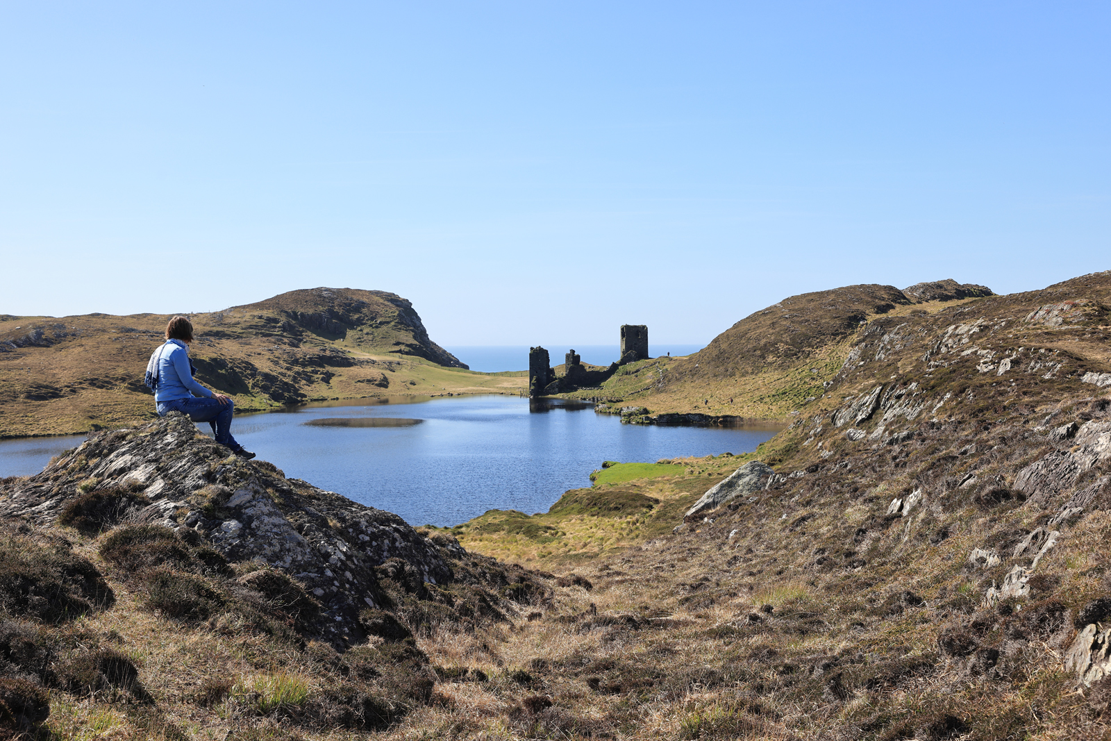 Annette auf einem Felsen vor dem Dun Lough und dem Three Castle Head 