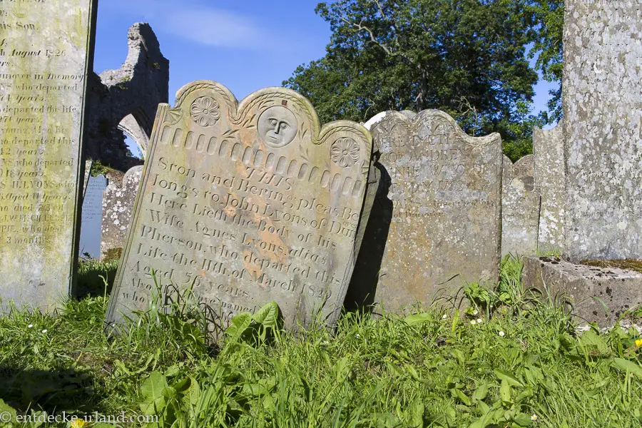 Grabsteine auf dem Friedhof von Grey Abbey in Nordirland