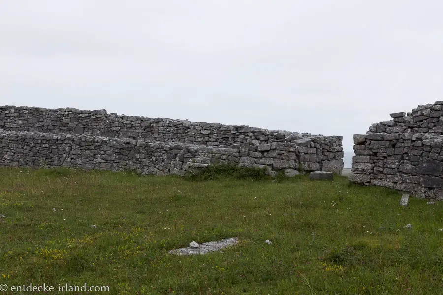 Es ist keiner unterwegs bei Dún Eoghanachta auf Inishmore