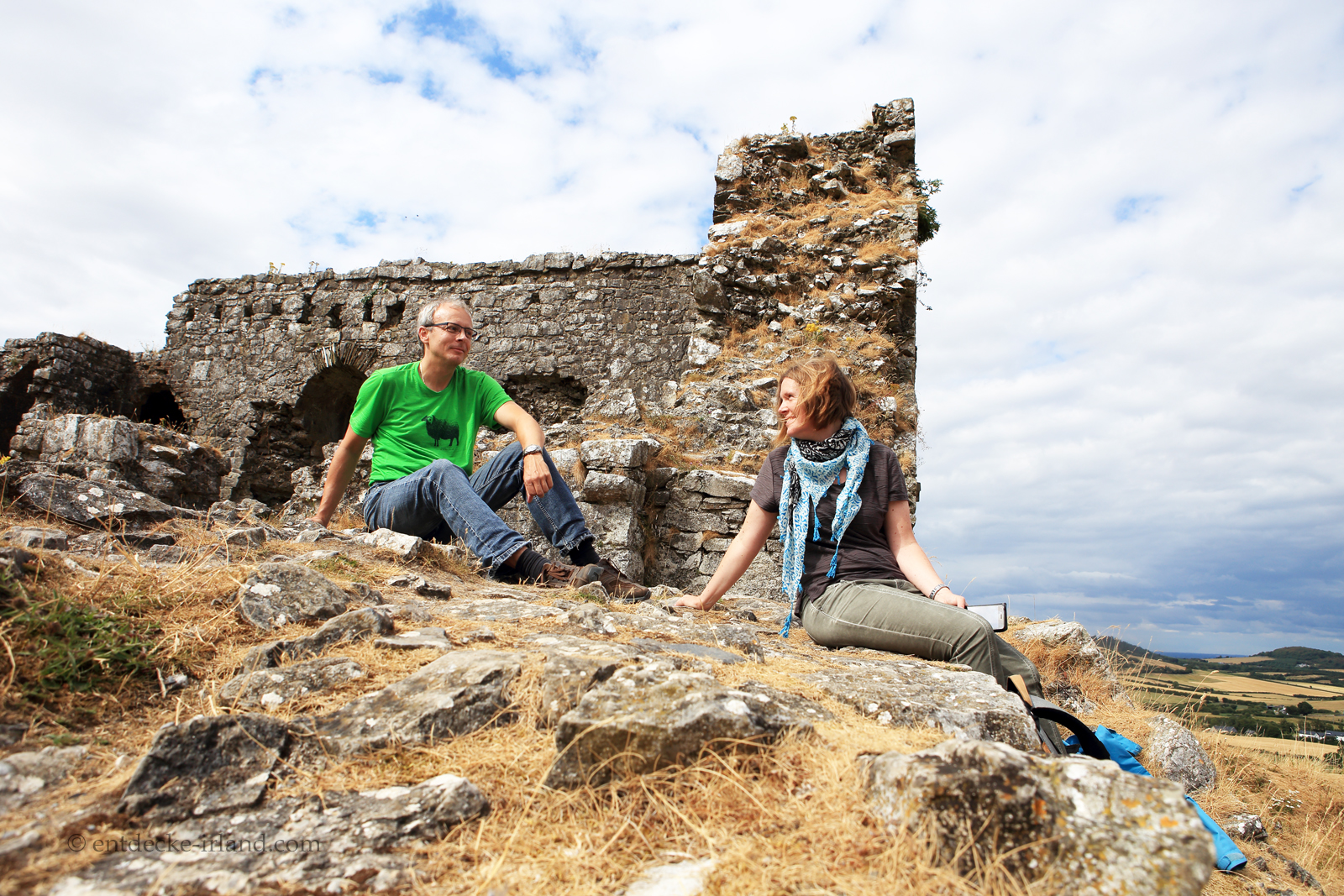 Erinnerungsfoto vor den Ruinen auf dem Rock of Dunamase