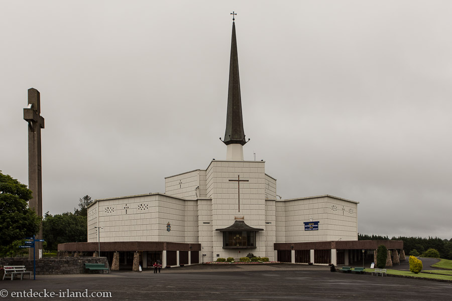Düsterer Himmel hinter das Basilika von Knock