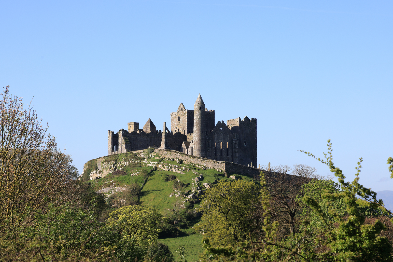 Blauer Himmel über dem Rock of Cashel im County Tipperary 