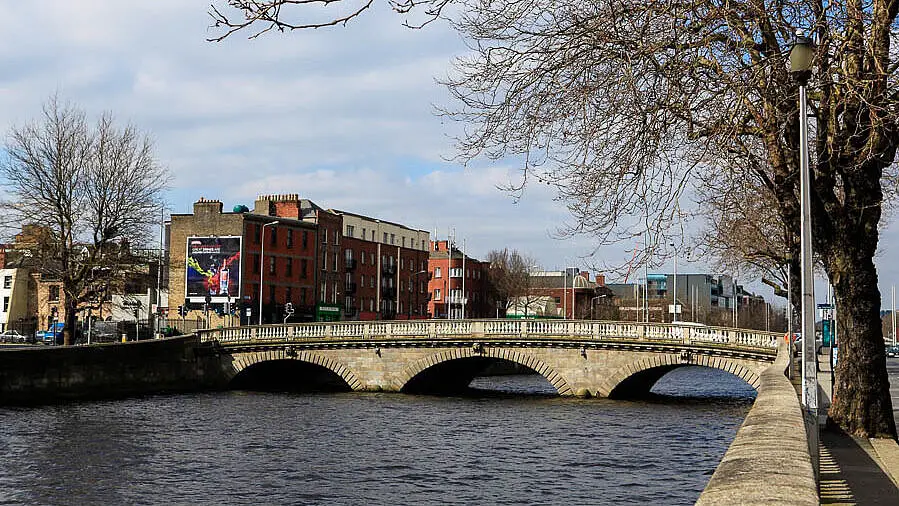 Blick zu einer Brücke über den Liffey