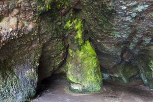 in den Caves of Cushendun in Nordirland