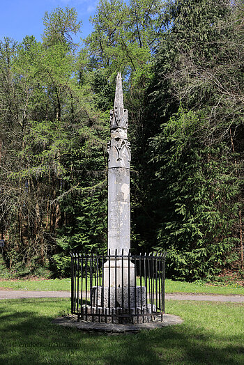 Obelisk der Heywood Gardens im County Laois