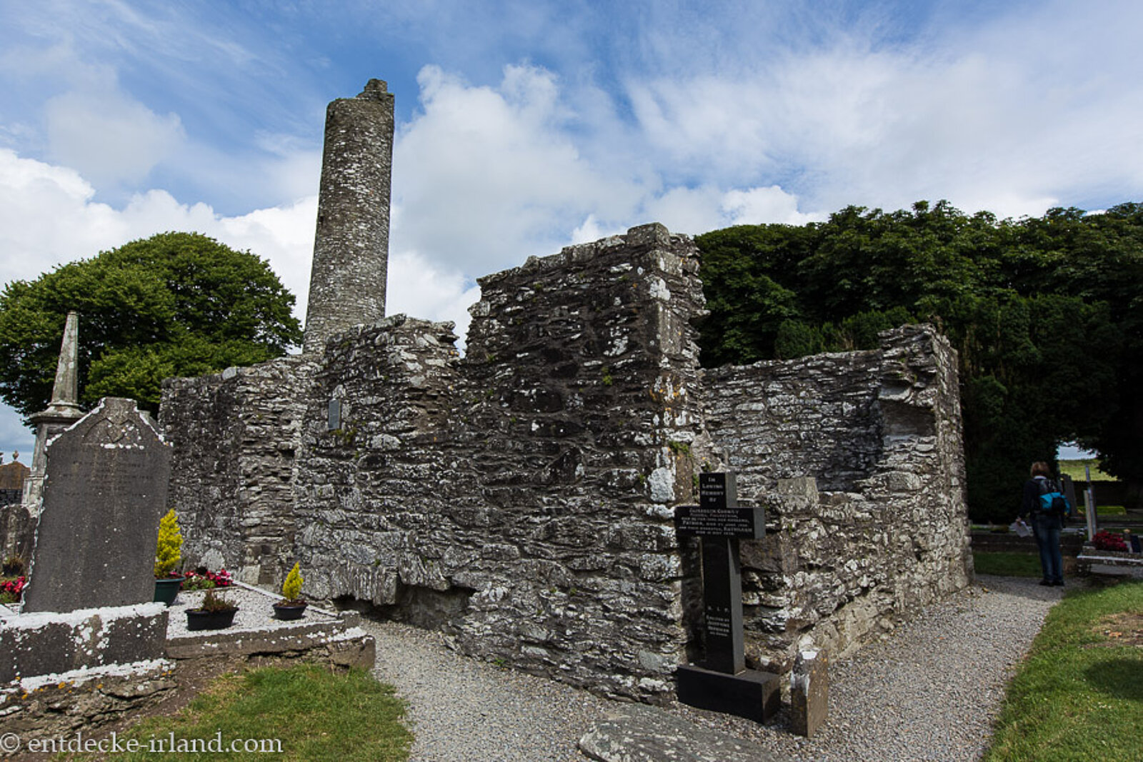 Mauerreste der Südkirche im Kloster Monasterboice in Irland
