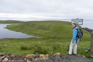 Anne sucht den Weg zum Kebble Lough auf Rathlin Island.