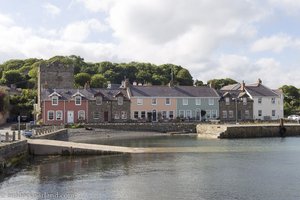 Bunte Häuser im Hafen von Strangford