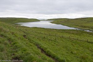 Grüne Wiesen um den Kebble Lough auf Rathlin Island