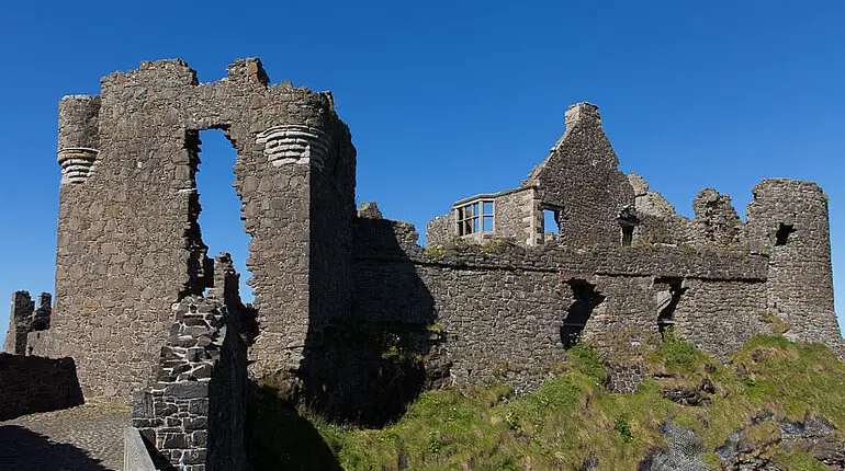 Brücke und Torhaus vom Dunluce Castle der MacDonnells