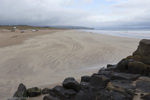 Auf den schwarzen Klippen vor dem Goldenen Strand