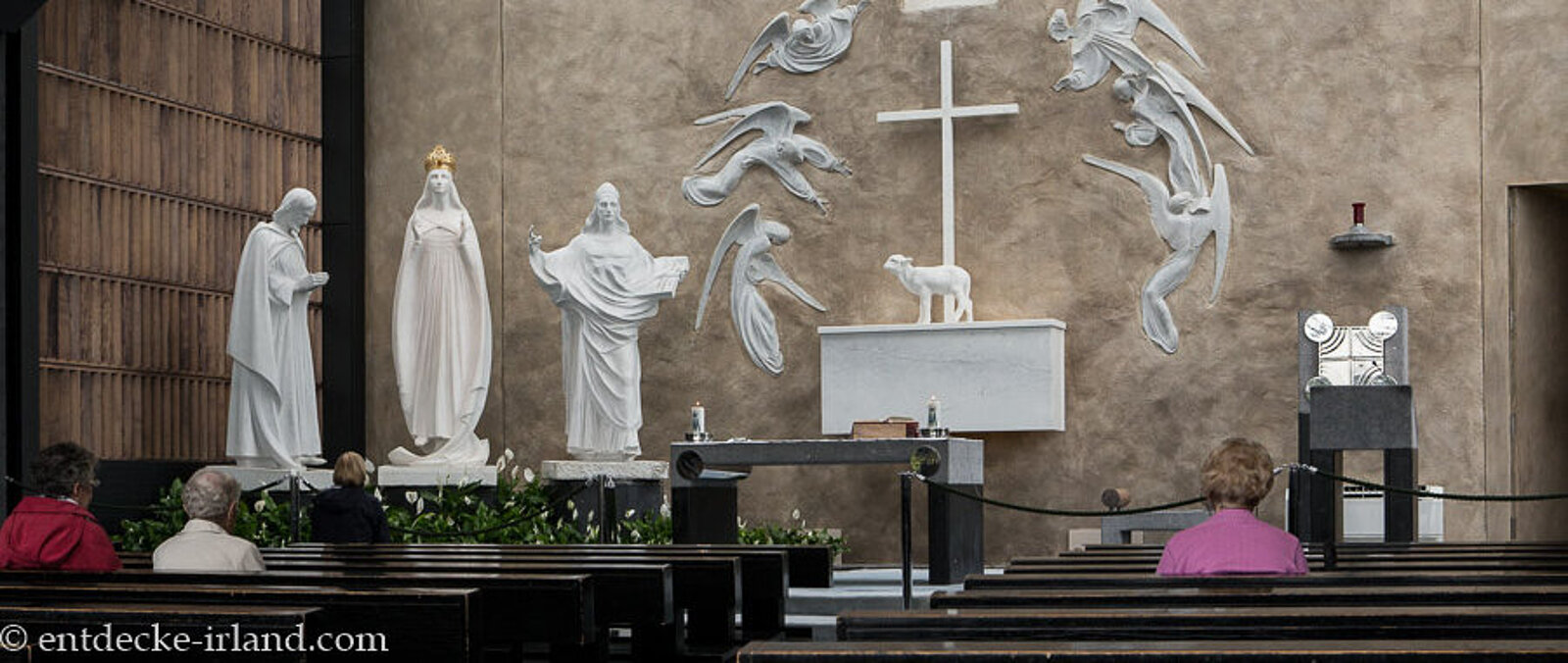 Im Innenraum der Wallfahrtskirche in Knock, Irland