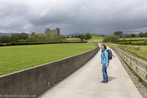 Anne auf dem Weg zum Greencastle am Carlingford Lough