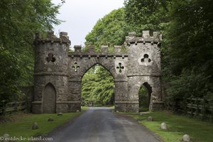 das Barbican Gate beim Tollymore Forest Park