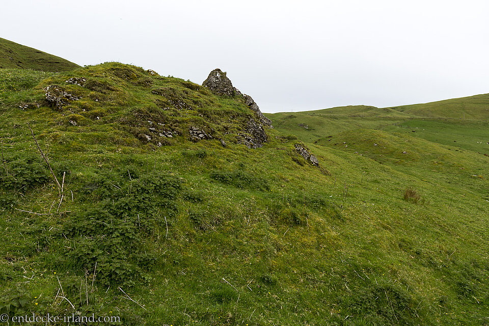 In den grasigen Knockdhu Hills von Nordirland