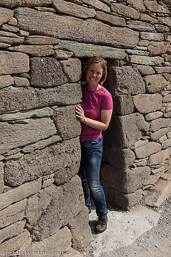 Anne schaut aus dem Eingang des Gallarus Oratory