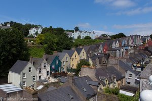 Farbenfrohe Reihenhäuser bei Cobh