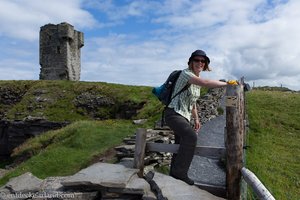 Anne klettert beim Hag´s Head über die Wegumzäunung