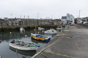 Kleine Boote dümpeln im Hafen von Carnlough