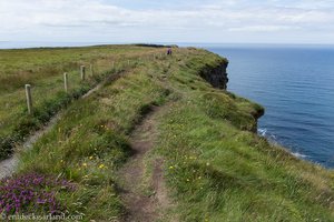 Auf dem Wanderweg entlang der Cliffs of Moher