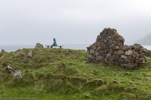 Anne auf der einsamen Bank in den Sturmlande