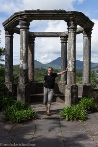 Lars im Tempel des Gartens von Garinish Island