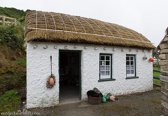 Weiße Hütte mit Strohdach im Glencolmcille Folk Village im County Donegal