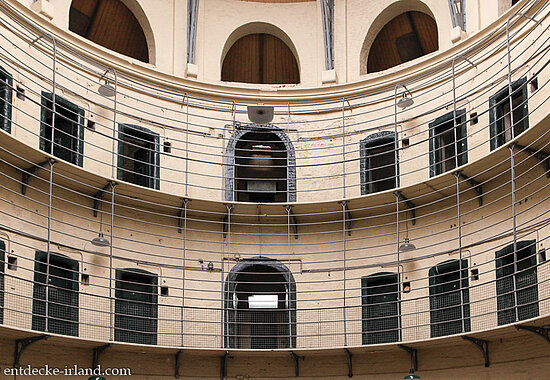 Blick vom Hauptsaal des Gefängnisses zu den Zellen im Kilmainham Gaol