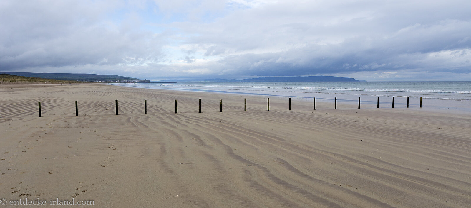 Weitläufiger Sandstrand an der Küste des Countys Derry