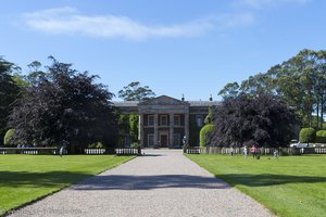 Weg zum Herrenhaus von Mount Stewart in Nordirland