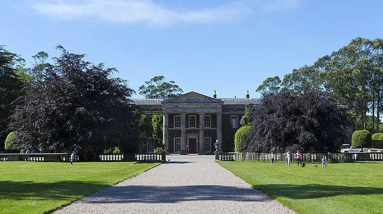 Weg zum Herrenhaus von Mount Stewart in Nordirland