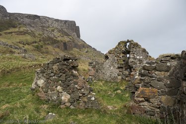 Die Ruine wird langsam von der Natur eingenommen.