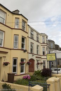 Häuserzeile mit B&Bs in Ballycastle