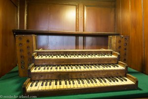 alte Originaltastatur der Orgel mit abgenützten Elfenbeintasten