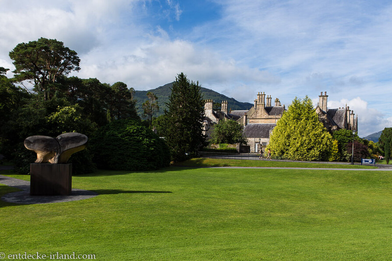 Der großzügige Garten beim Muckross House am Rand vom Killarney National Park