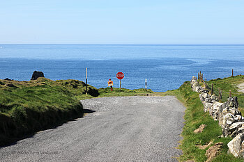 Ende der Straße an der Dunlough Bay in Irland