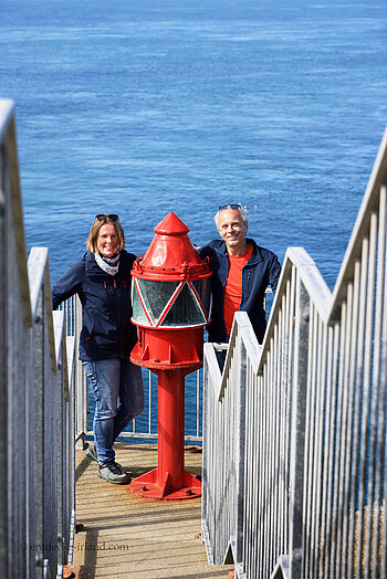 Annette und Lars auf der Treppe unterhalb des Mizen Head Lighthouse