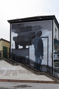 politische Wandmalereien in Derry erinnern an den Bloody Sunday