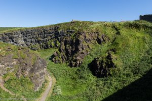 ein Spazierweg führt unter das Dunluce Castle