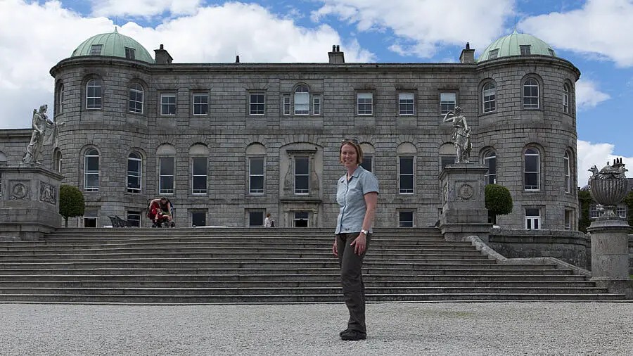 Anne vor dem Powerscourt House