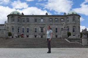 Anne vor dem Powerscourt House